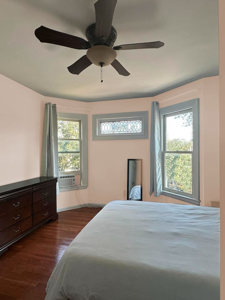 Just Minutes from NYC: Stunning 1-bedroom Suite