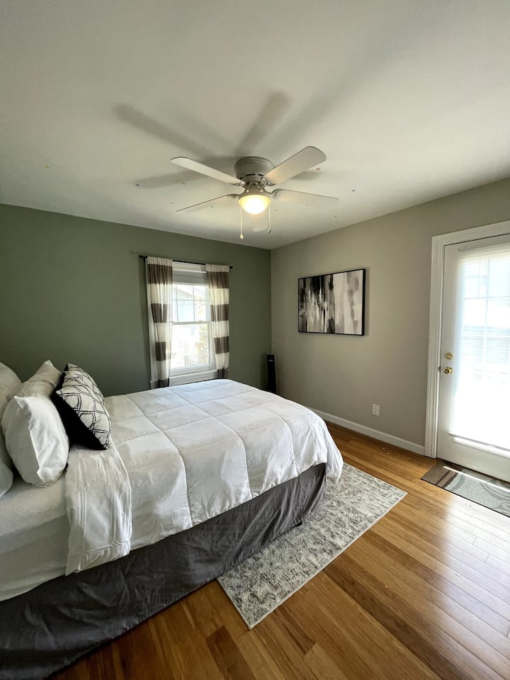 Спалня 2 - двойно легло и самостоятелен достъп до задния двор