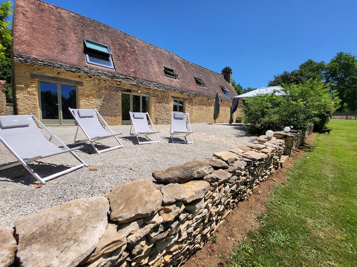 Large charming cottage in the heart of a saffron field