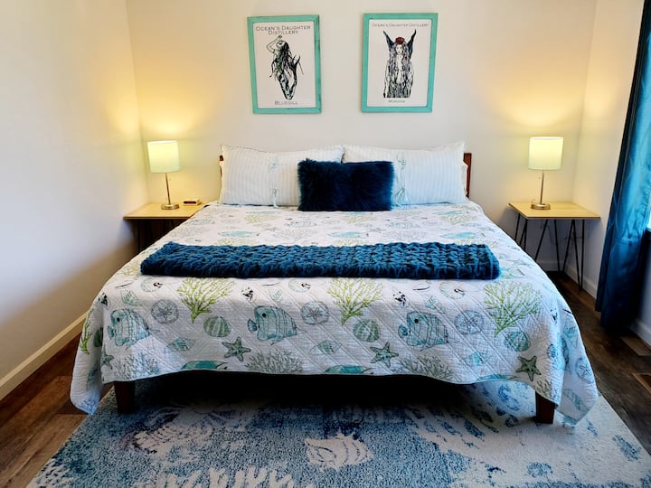 Ka një vend të vogël pune dhe një karrige nëse ke nevojë për një vend për punë të shpejtë gjatë pushimeve.