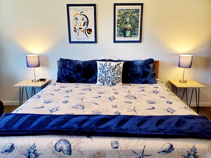 Më i madhi nga tre suitat kryesore ka një televizor me ekran të madh, krevat dopio "king", dollap, dy karrige anësore, një ottoman, tavolinë kafeje, tavolina anësore të krevatit, llamba, orë alarmi dhe perde errësuese të dhomës pranë një banje private dhe dollapi.