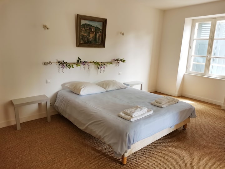 Საძინებელი 3 სააბაზანოთი/3 საძინებლით პირდაპირი მისასვლელით სააბაზანოთი