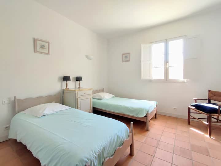 Chambre 2 / ტყუპი საძინებელი 2
