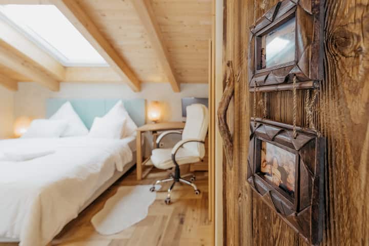 La camera da letto padronale nell'attico. Con balcone e una splendida finestra a soffitto.