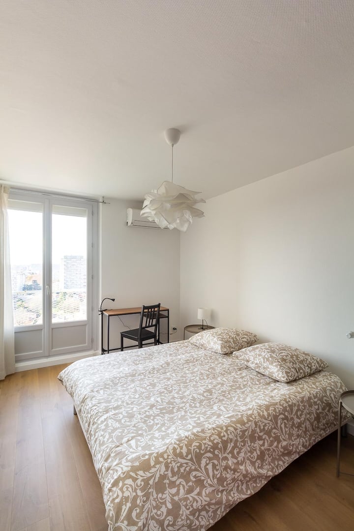 Спалня 2 с бюро и климатизиран дрешник