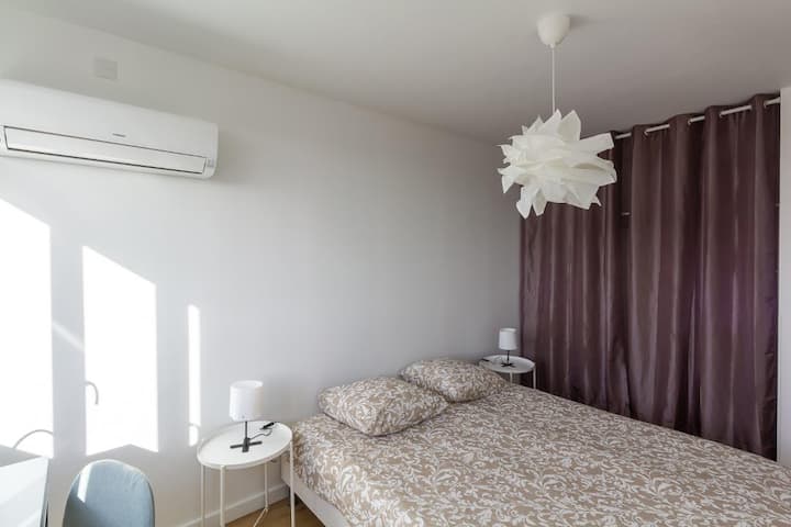 Спалня 1 с бюро и гардероб с климатик