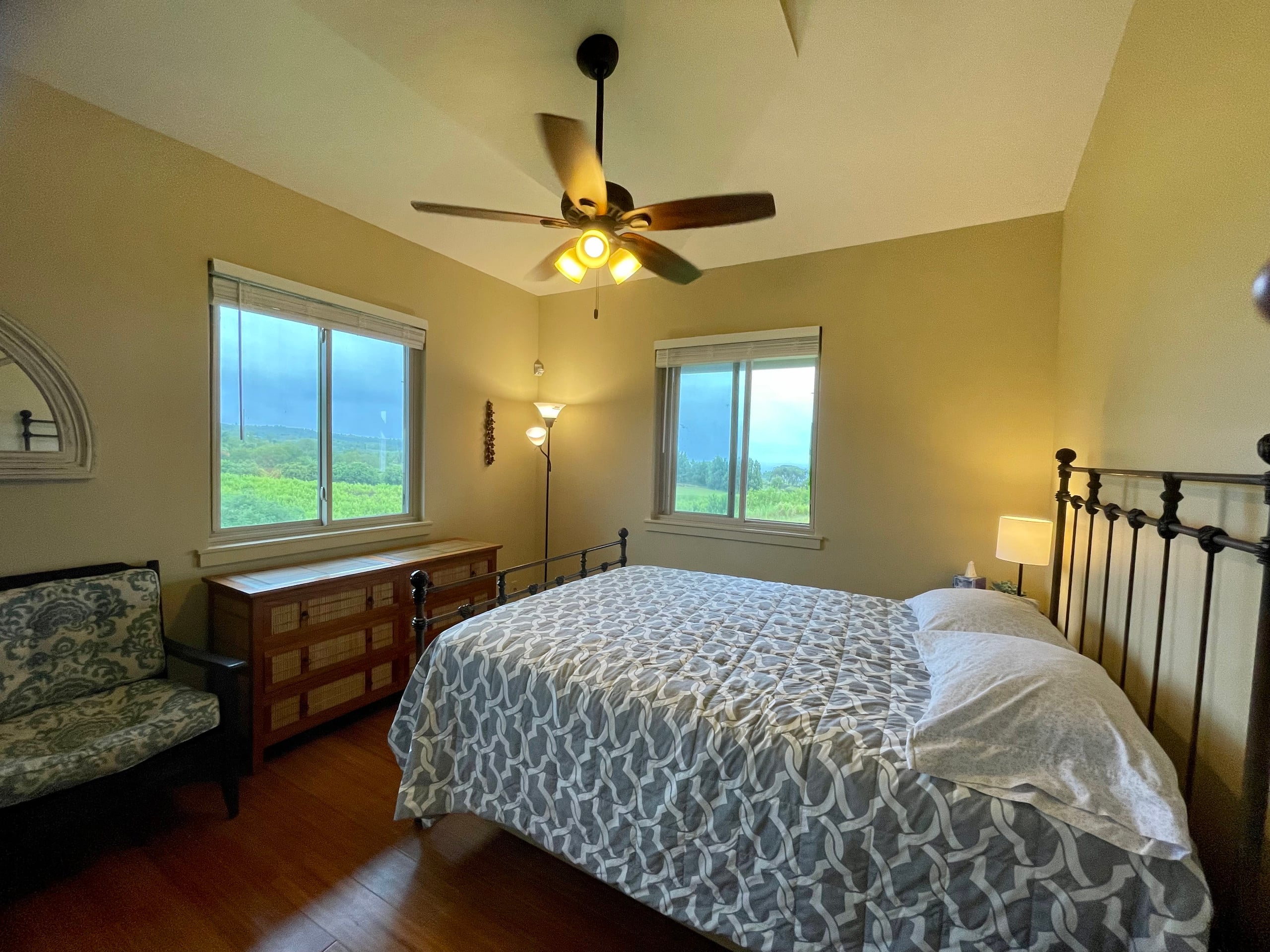 3-Bedroom Home w Ocean Views & Renovated Kitchen - Photo 8