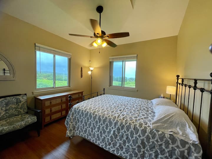 Treća spavaća soba s pogledom na ocean i pašnjake s bračnim krevetom i ormarom.