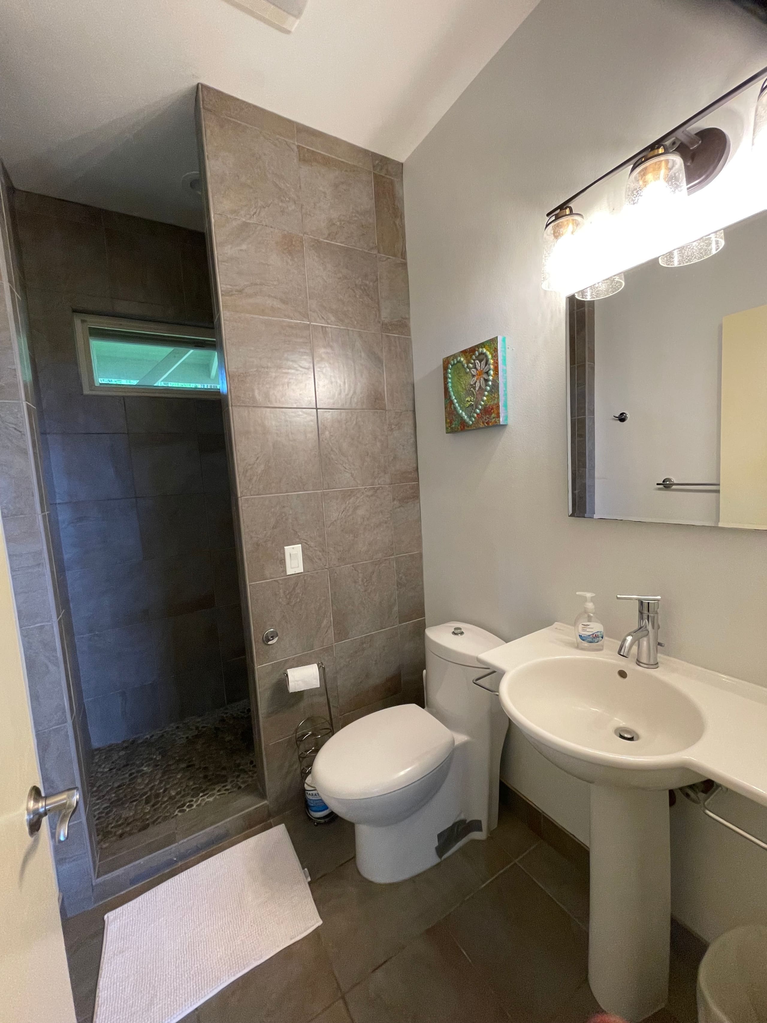 3-Bedroom Home w Ocean Views & Renovated Kitchen - Photo 11