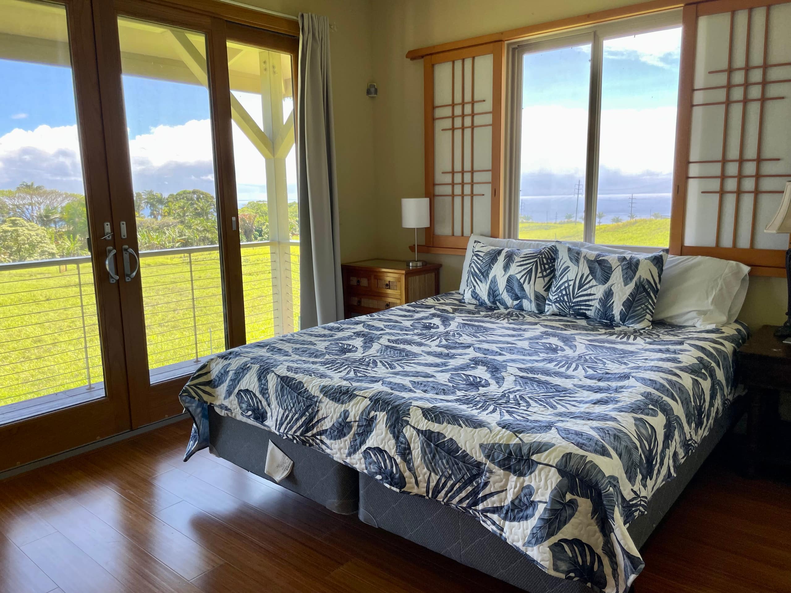 3-Bedroom Home w Ocean Views & Renovated Kitchen - Photo 7