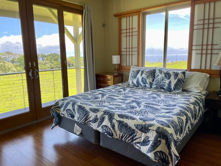 Bračni krevet (180x200) s pogledom na ocean i pašnjake.  Kupaonica i ugradbeni ormar.