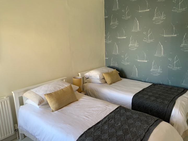 Colchones de lana y ropa de cama de algodón 100% en ambas habitaciones.