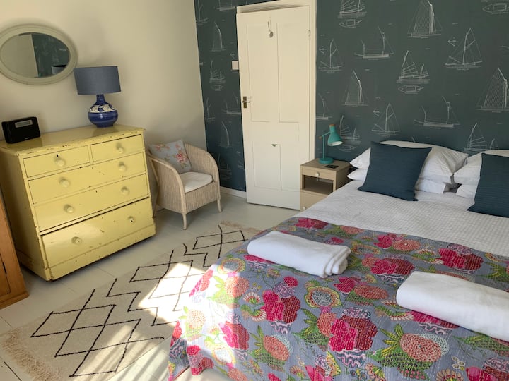 Se proporcionan colchones de lana, ropa de cama 100% algodón y toallas suaves.