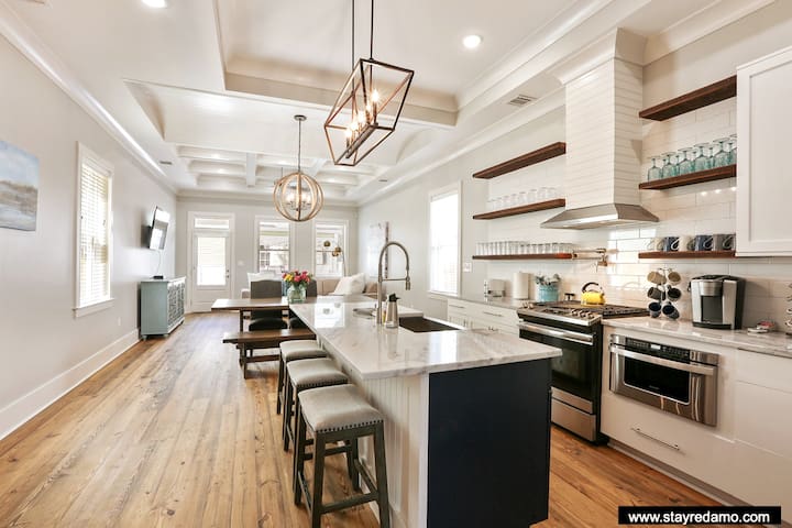 Expansive Modern Luxury Home – Streetcar Adjacent!