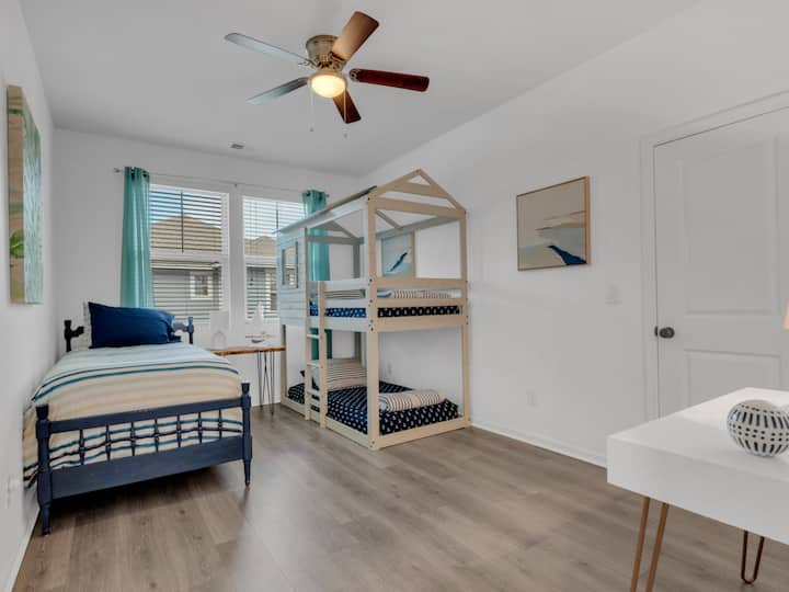 3 kreveta za 1 osobu i radni stol