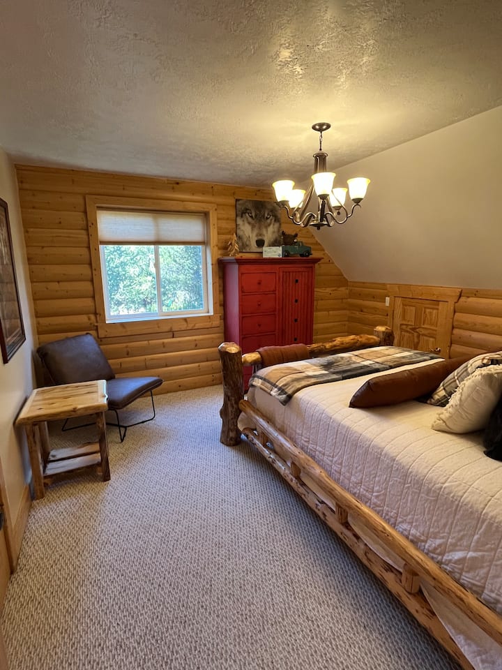 2nd floor- Room #5- 1 queen sleeps 2