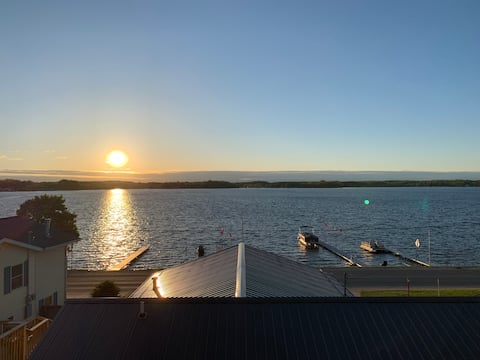 Enjoy R&R at the lake w/spectacular sunset views!