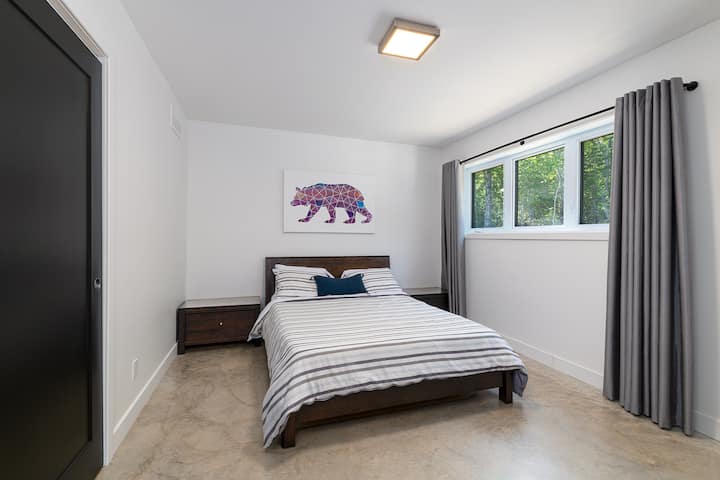 Chambre # 2 lit queen;
2号卧室1.8米宽双人床