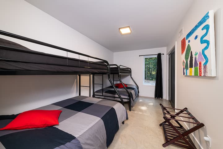 3号卧室配有双层床（双人床和单人床垫） ；
3号房配有双层床（双人床垫x2和单人床x2 ）