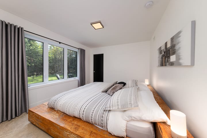 1号卧室2米宽双人床；
卧室# 1加大双人床