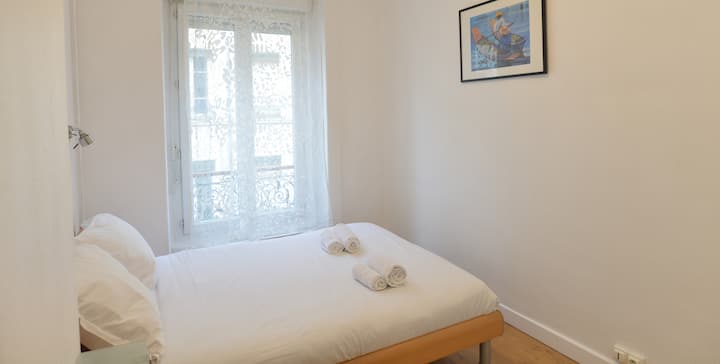 พร้อมที่จะนอนพร้อมผ้าปูที่นอนและผ้าขนหนูให้