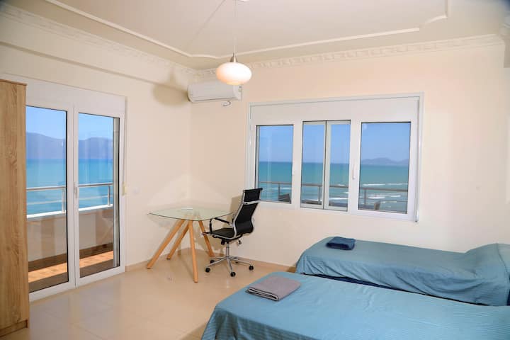 חדר שינה זוגי עם נוף מדהים ומיקום עבודה עם אינטרנט בסיב אופטי פרימיום.