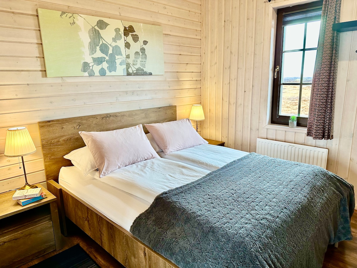 Dormitorio Klettur 5. Cómoda cama tamaño queen, vista a la montaña. 