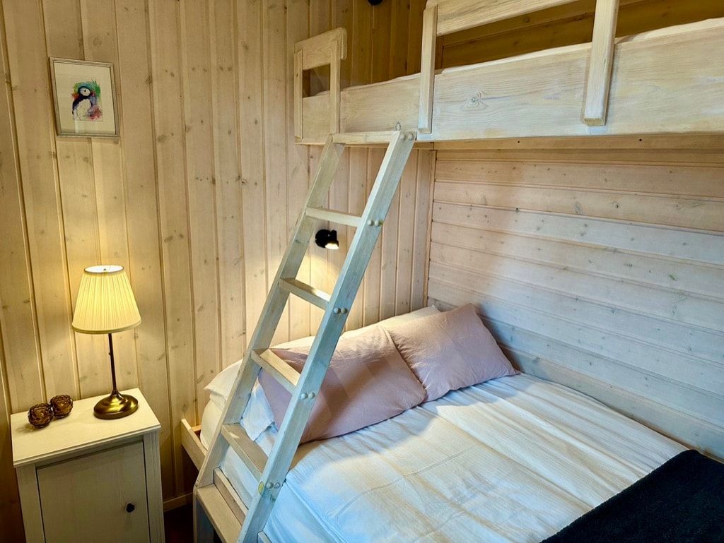 Klettur dormitorio 6. Cama doble cómoda y una cama loft incorporada. 