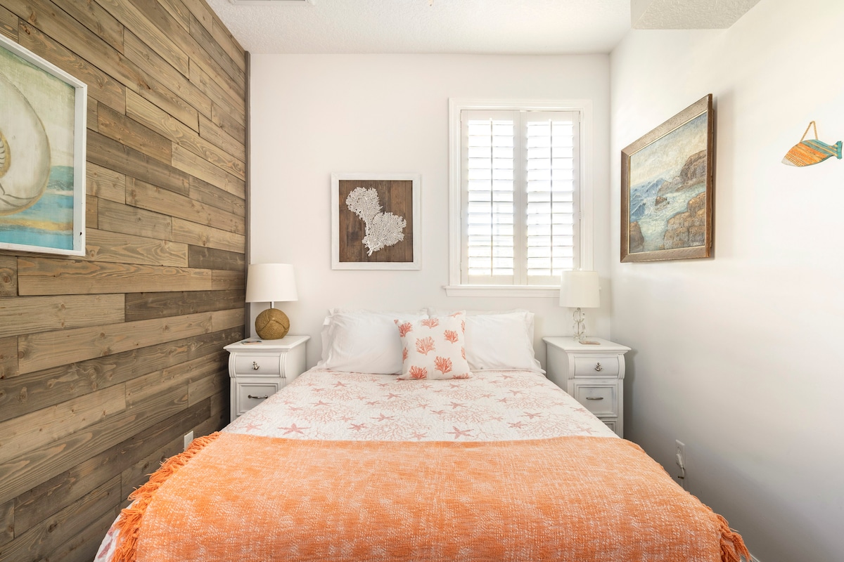 Cómoda cama tamaño queen para dormir.