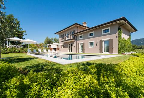 house for 10 people, private swimming-pool and spa