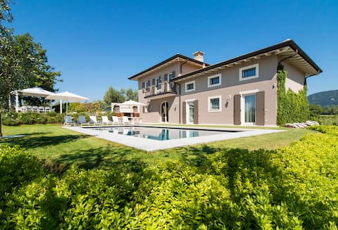 Top performing Airbnb: house for 6 adults + 4 kids, private pool and spa in San Felice Del Benaco