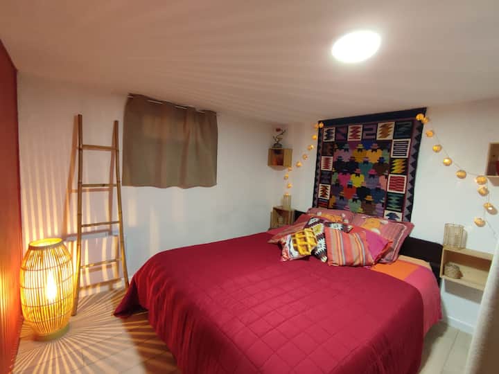 غرفة حمراء في الطابق الأرضي