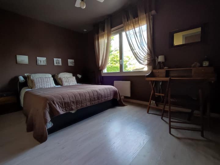 غرفة بنية في الطابق العلوي