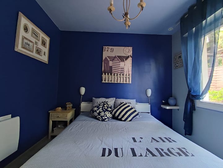 غرفة زرقاء في الطابق العلوي