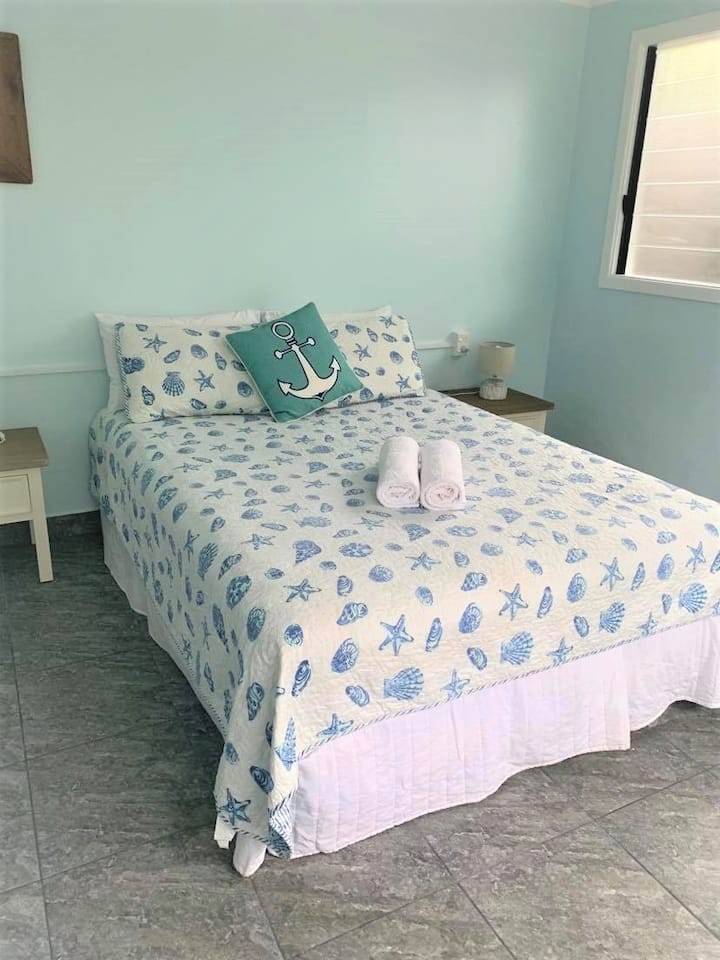 Dormitorio 5: con cama tamaño queen.