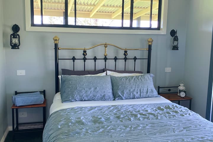 Bedroom 1: Queen size bed