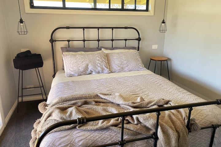 Bedroom 2: Queen size bed