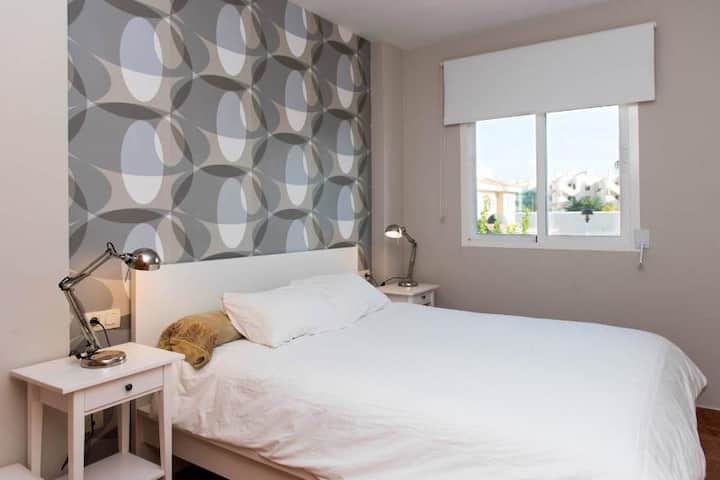 חדר שינה מס '1 עם מיטת קווין סייז/Habitacion No.1 con cama mrimonial