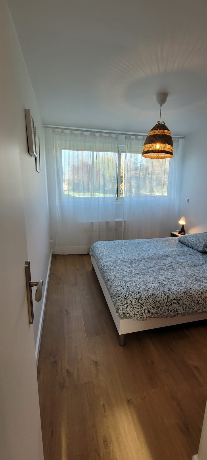 ↦ Bedroom with queen size
