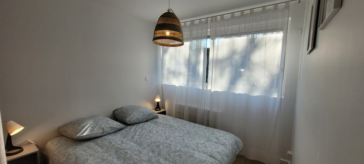 ↦ Bedroom with queen size