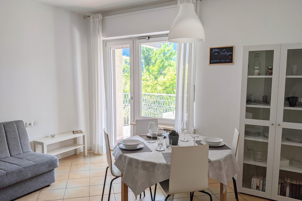 Annuncio Airbnb popolare: Panorama Lake View ~ beach apartment with parking a Riva Del Garda