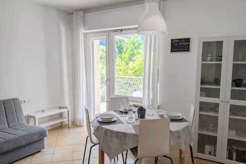 Annuncio Airbnb popolare: Panorama Lake View ~ beach apartment with parking a Riva Del Garda