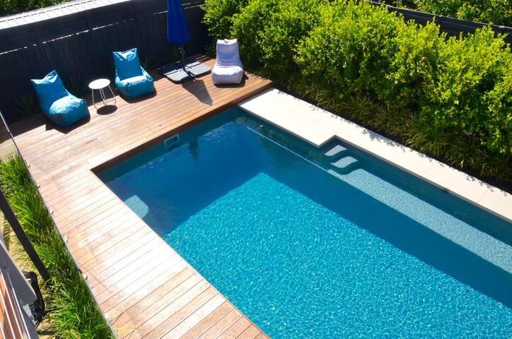 Contemporary luxury – heated pool & spa, sea views gallery image 3