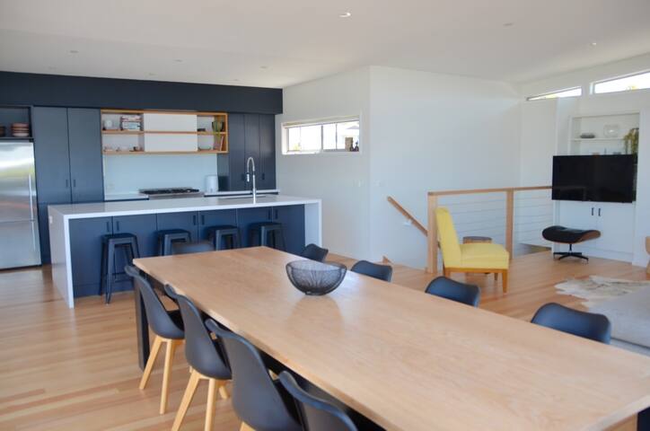 Contemporary luxury – heated pool & spa, sea views gallery image 4