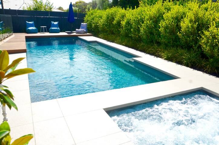 Contemporary luxury – heated pool & spa, sea views