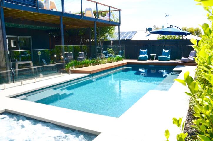 Contemporary luxury – heated pool & spa, sea views gallery image 2