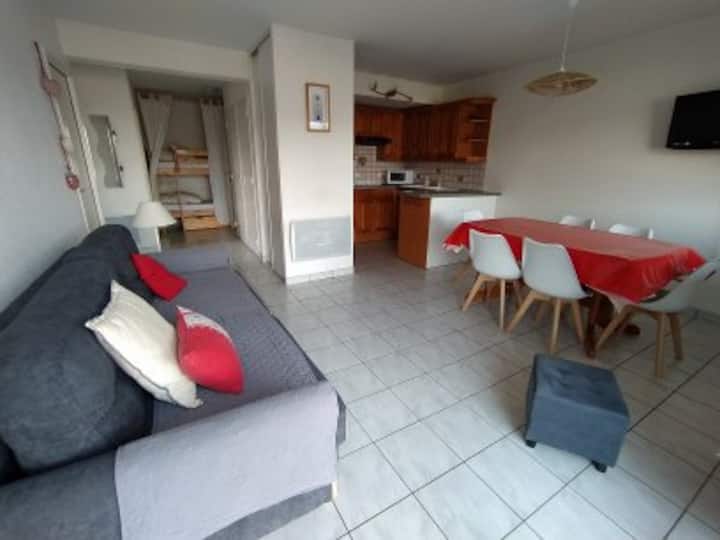 ห้องนั่งเล่นห้องทานอาหารพร้อมห้องครัวแบบเปิดและพื้นที่ภูเขา 