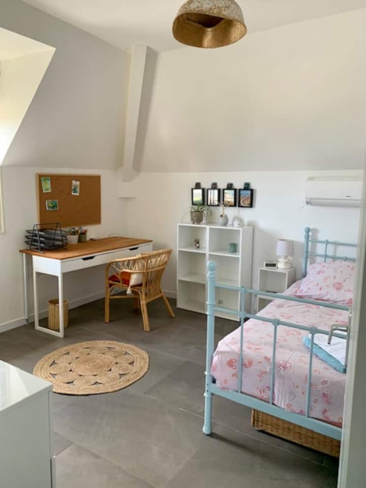 Primera habitación infantil con aire acondicionado. Cama 90x 200