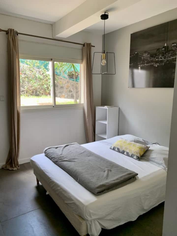 Habitación planta baja. Lit 140 x 190. Aire acondicionado, armarios de almacenamiento.