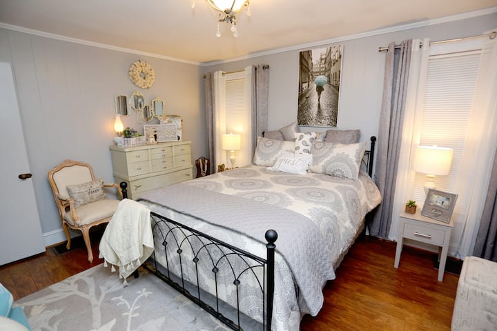 queen bedroom